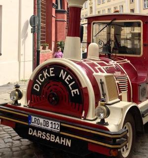 一辆红色的旧卡车停在街上