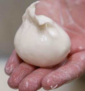 一个人的手拿着一个白色的蒜头