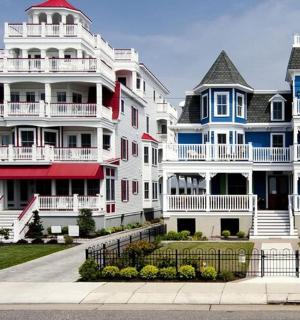 街道上一排带有白色阳台的房子