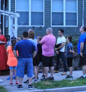 一群人站在房子前面