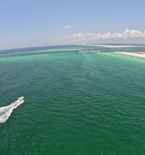 鸟瞰大海，水中有一艘船