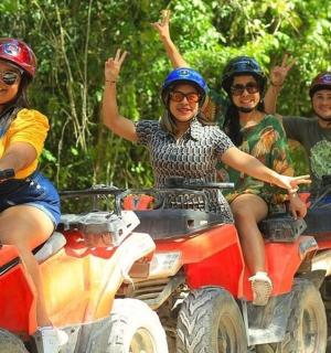 一群骑着四轮车的人