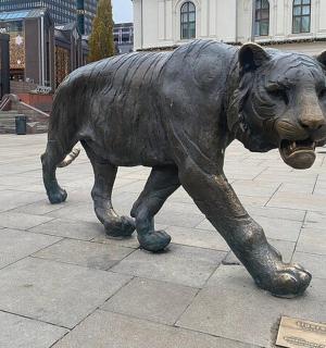 人行道上行走的熊雕像