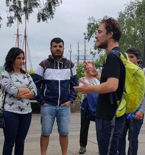 一群人站在人行道上