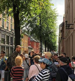 一群人走在城市街道上