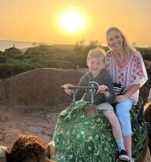 ženska in otrok se vozita na vreči