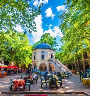 建筑物前的一组桌椅