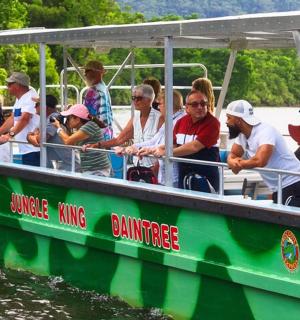 一群人在水中的绿色船上