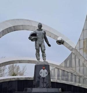 a statue of a man standing in front of a building