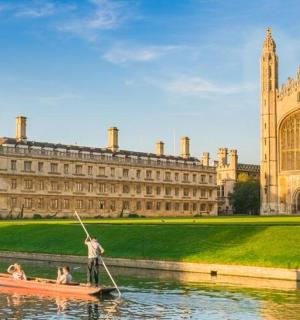 一名男子在建筑物前的水中乘船