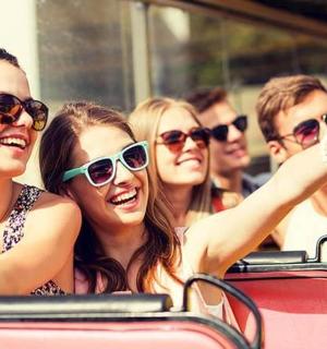 一群人乘坐公共汽车