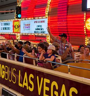 坐在火车上的一群人