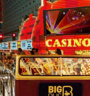 提供自助餐的双层巴士