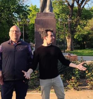 两个男人站在雕像前