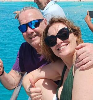 egy csoport ember egy csónakban a vízen