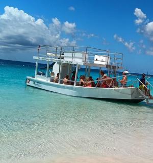 група людей на човні в океані