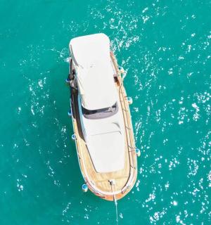 水中船的俯视图