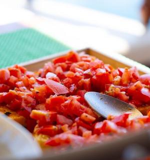 桌上放着一碗莎莎酱和一把勺子