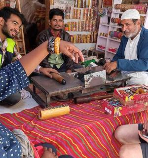 skupina lidí sedících kolem stolu v obchodě
