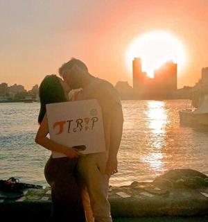 一男一女站在水边