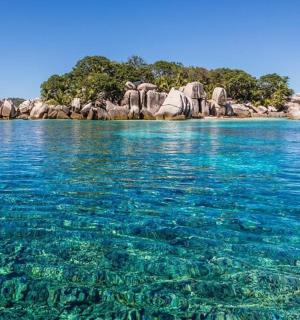 an island in the middle of the water