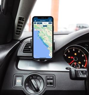 放在汽车仪表盘上的手机