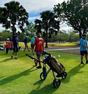 一群人在公园里打高尔夫球