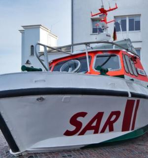 a boat sitting on the ground in front of a building