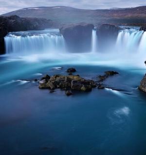 水体中瀑布的鸟瞰图