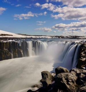 冰冻河流中间的瀑布