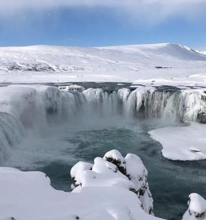 雪中冰冻的瀑布和白雪覆盖的山脉