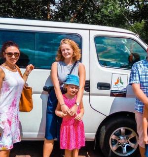 一群人站在一辆货车前