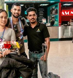 dva muži a žena stojící na letišti