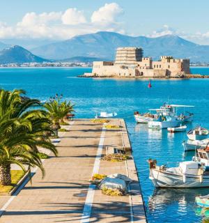 一群船停靠在有一座城堡的港口