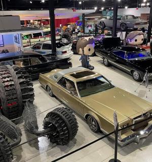 skupina aut vystavených v muzeu