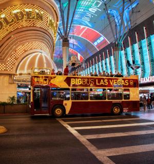 一辆双层巴士停在购物中心