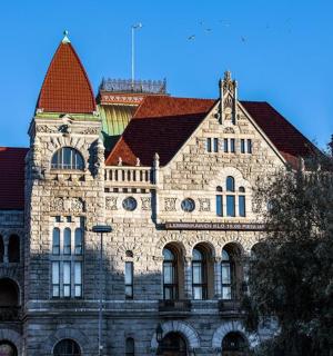 o clădire mare din piatră cu acoperiș roșu