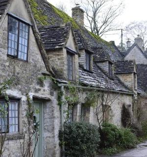 村庄里一排古老的石头房子