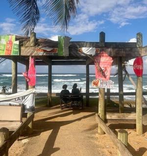 两个人坐在海滩的野餐桌旁