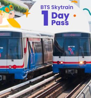 两列蓝白相间的火车在城市轨道上行驶