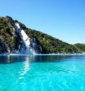 una gran massa d'aigua al costat d'una muntanya