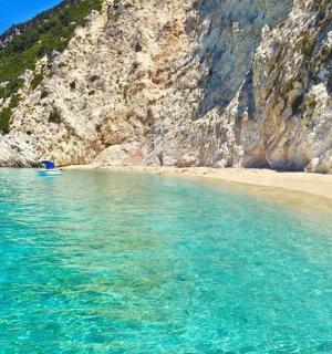 чамац у води поред плаже