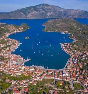 Loftmynd af flóa með bátum í vatninu