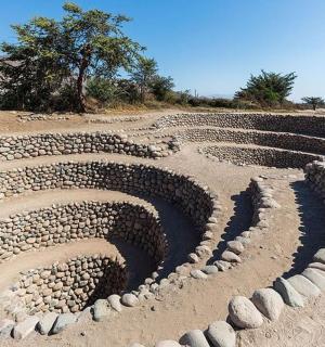 田野中央的一座大型石头圆形剧场