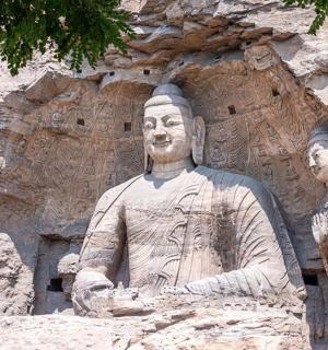 山前有一尊男女雕像