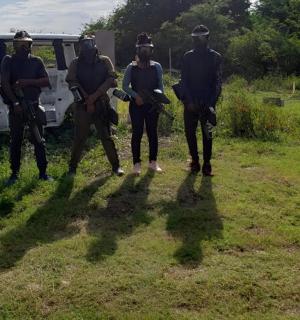 一群人站在一辆货车前