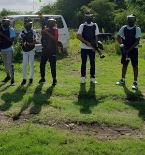 一群男子站在一辆货车旁边