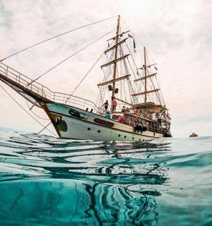ein Boot im Ozean mit seiner Spiegelung im Wasser
