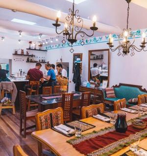 restaurace s lidmi sedícími u stolů v místnosti