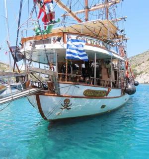 ein Boot, das im Wasser neben einem Berg liegt